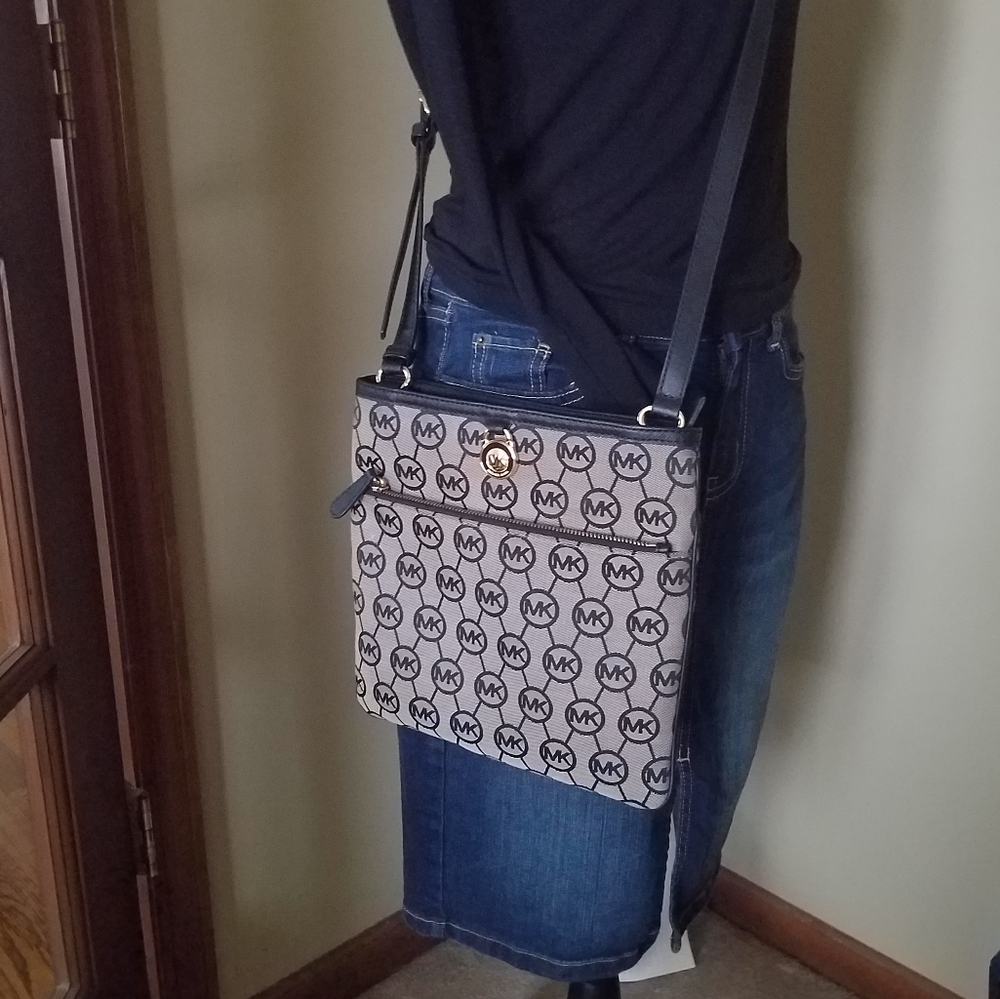 MICHAEL KORS Monogram Signature Large Pocket Crossbody Bag Black NWOT - Picture 14 of 15